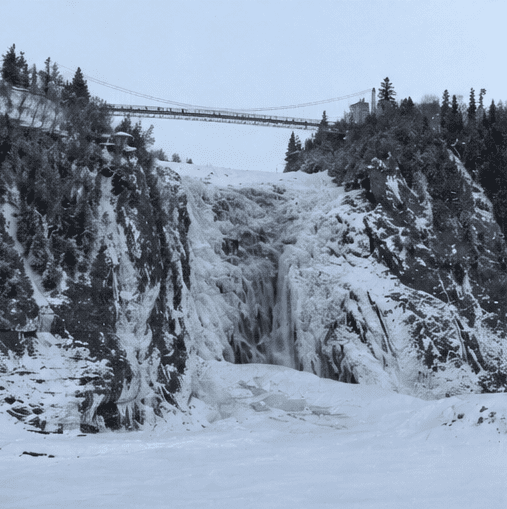 Vue sur les chutes Montmorency gelées en hiver, Québec, Canada