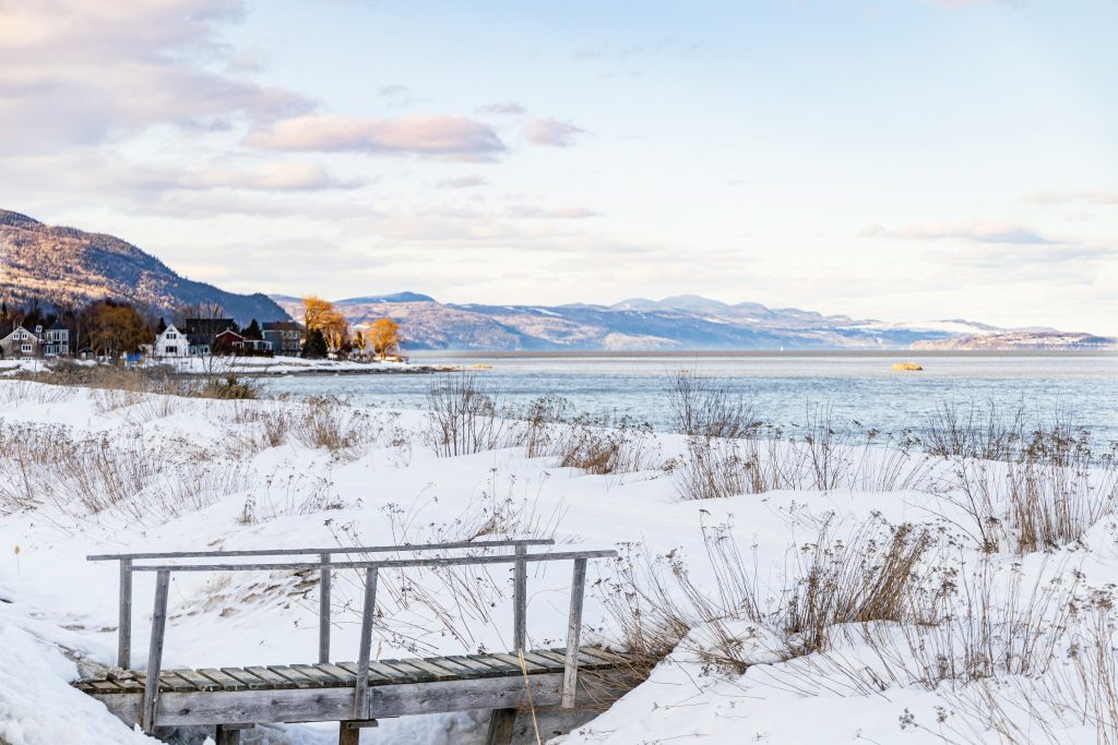 Région de Charlevoix en hiver avec vue sur le Saint-Laurent et les paysages enneigés, Québec, Canada