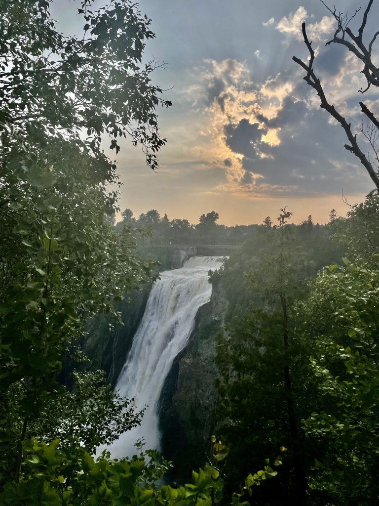 Coucher de soleil nuageux aux Chutes de Montmorency, Québec, Canada