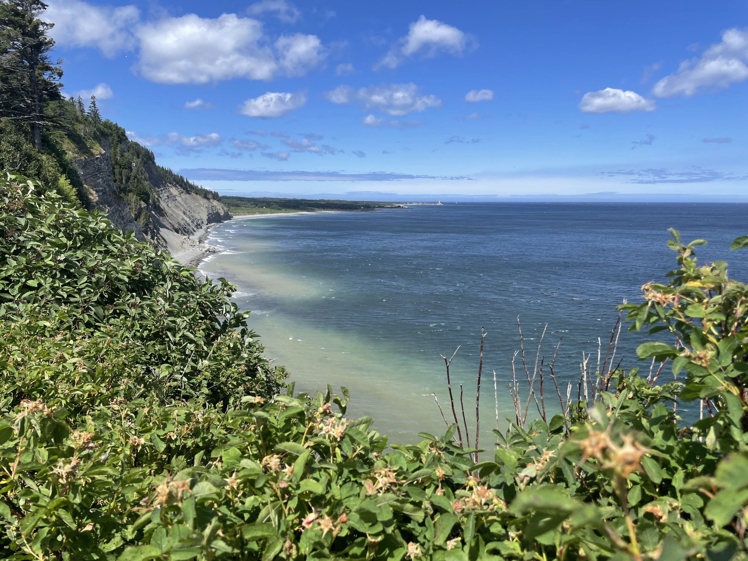 Vue sur le Golfe du Saint-Laurent et le Phare de Cap-des-Rosiers depuis le Cap-Bon-Ami