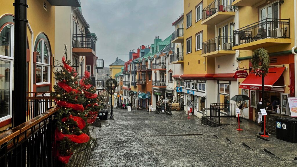 Village de Mont-Tremblant pendant les fêtes de Noël en hiver, Québec
